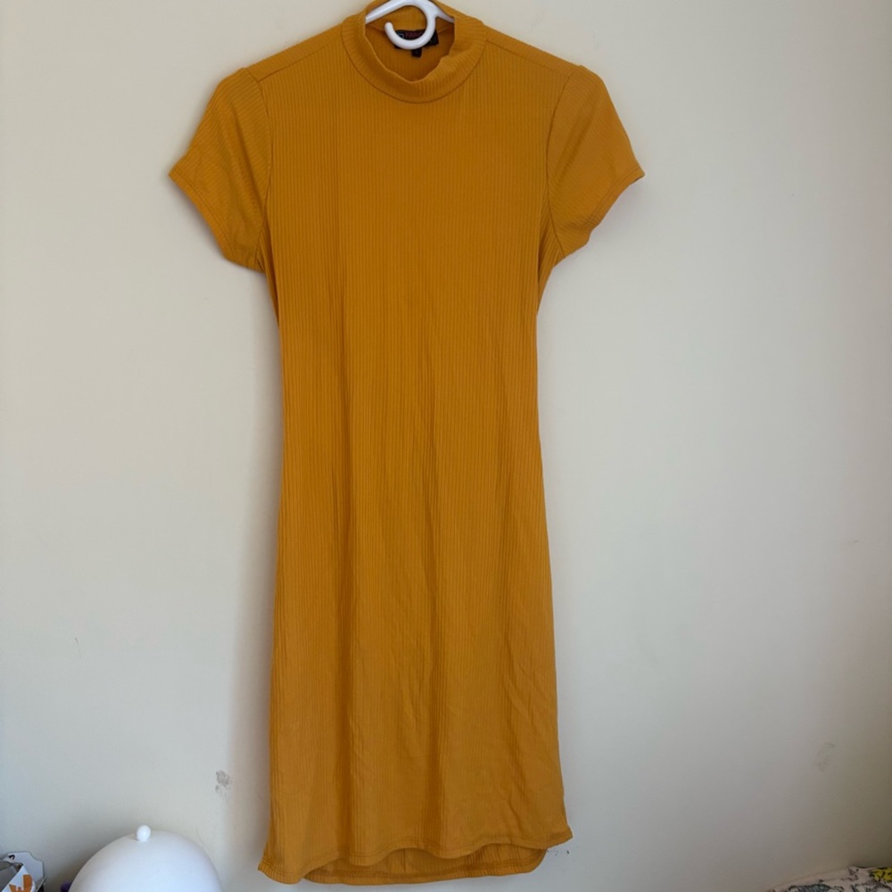 B Famous Large Yellow Dress
